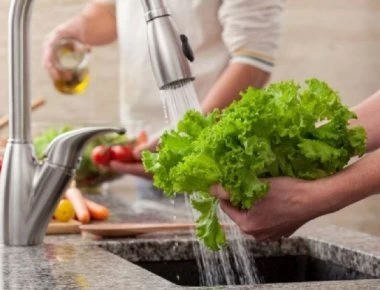 Ποιες τροφές πρέπει να πλένετε πάντα και ποιες να μην πλένετε ποτέ